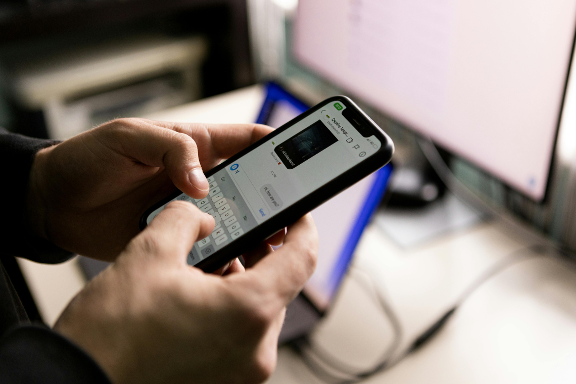 Trabajador de empresa envia un whatsapp certificado desde la empresa